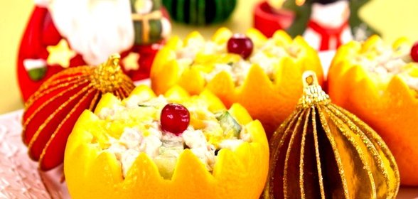 Салат с куриным филе и огурцами в апельсине