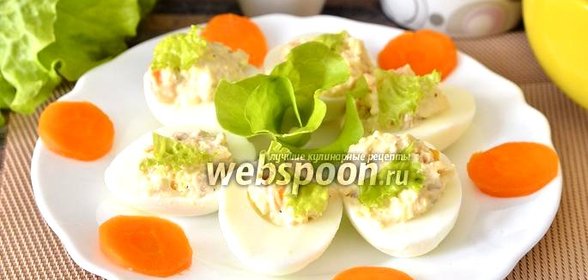 Яйца фаршированные икрой трески, морковью, сыром и листьями салата