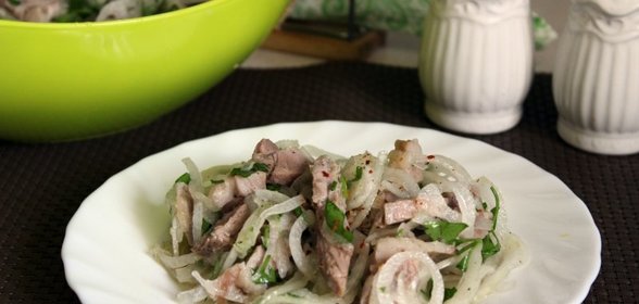 Пикантный салат со свининой и луком