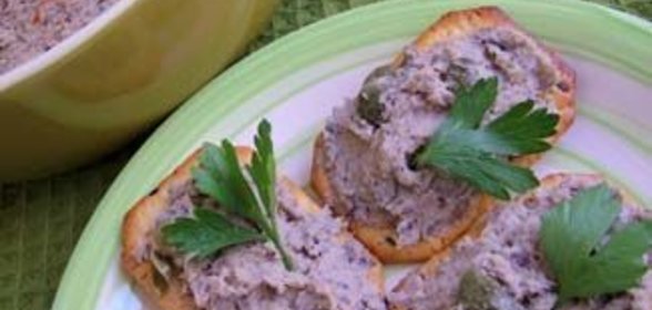 Паштет из фасоли с грибами и каперсами