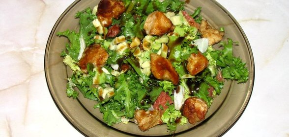 Теплый салат с курицей, авокадо и грейпфрутом