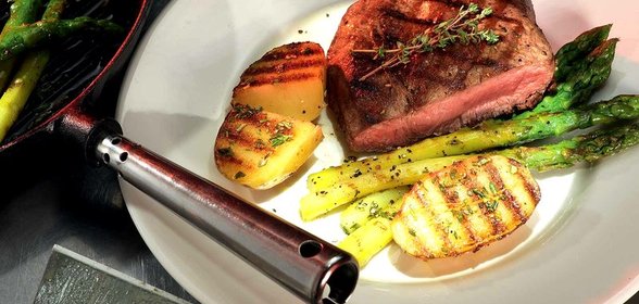 Стейки с картофелем и спаржей на гриле