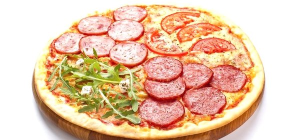 Пицца с колбасой и ветчиной