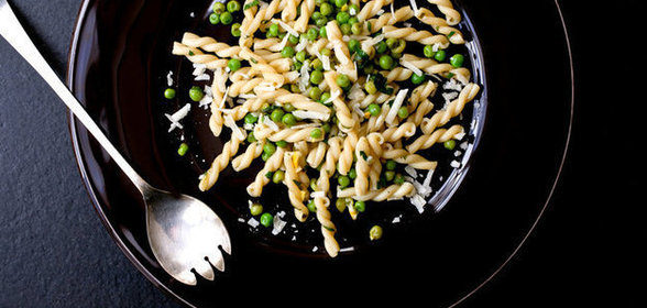 Паста с лимоном, зеленым горошком и свежей зеленью
