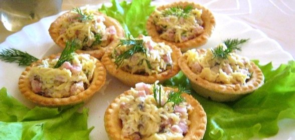 Тарталетки с ветчиной и помидорами