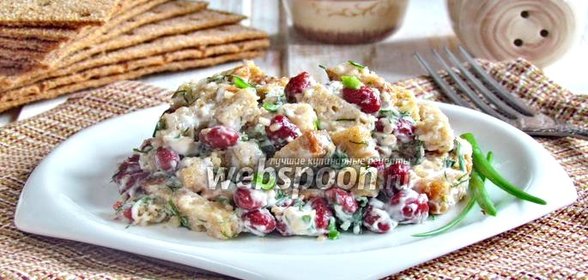 Салат из красной фасоли с сухариками
