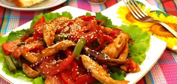 Тёплый салат с курицей,стручковой фасолью и помидорами