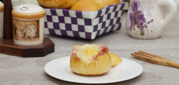 Булочки с беконом и яйцом
