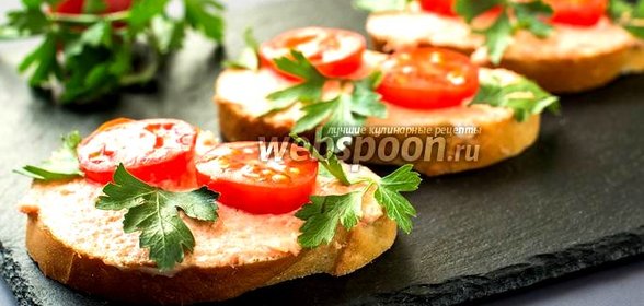 Бутерброды с икрой мойвы и помидорами черри