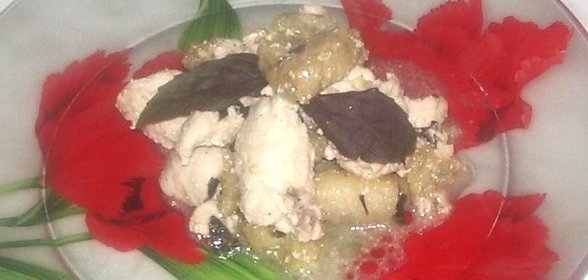 Куриное филе с баклажанами под простоквашей