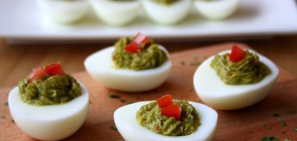 Яйца, фаршированные авокадо
