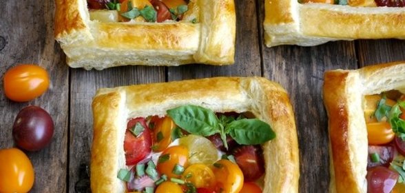 Ватрушки из слоеного теста