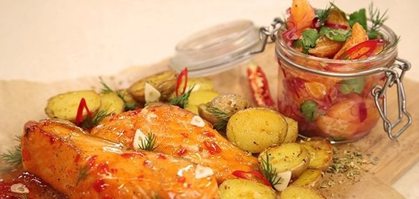 Лосось с печеным картофелем и сальсой из мандаринов