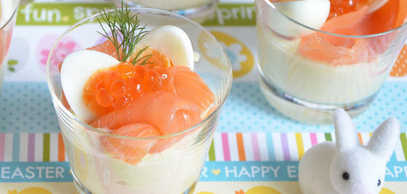 Закуска с копченым лососем и перепелиными яйцами