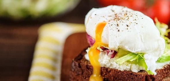 Сэндвич на зерновом хлебе с творожным сыром, микс-салатом и яйцом-пашот