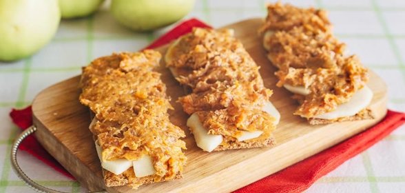 Хлебцы с пастой из сухофруктов и меда