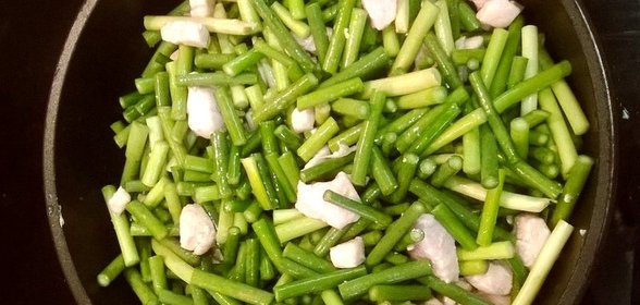 Побеги чеснока с курицей