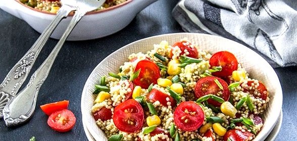 Салат с киноа и помидорами