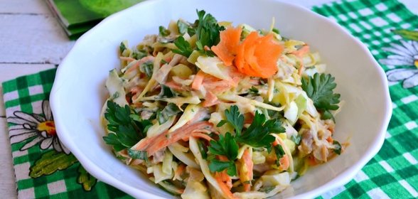 Салат с курицей, капустой, яйцом и корейской морковью