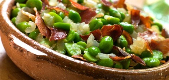 Закуска из бобов фава с панчеттой в белом вине