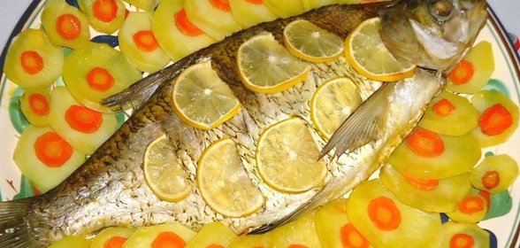 Фаршированный лещ с картофелем