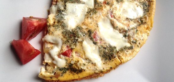 Омлет с помидорами, сладким перцем и сыром моцарелла