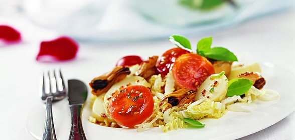 Салат из китайской капусты с мидиями