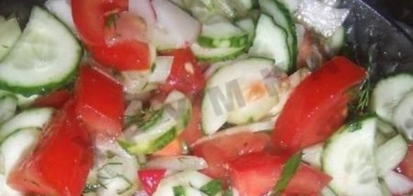 Летний салат помидоры, огурцы, редис