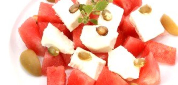 Арбузный салат с фетой и мятой