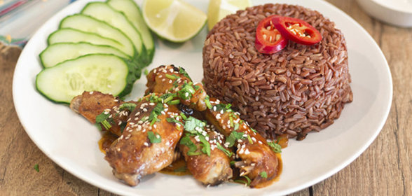 Куриные крылышки с красным рисом