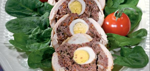 Мясной рулет с перепелиными яйцами