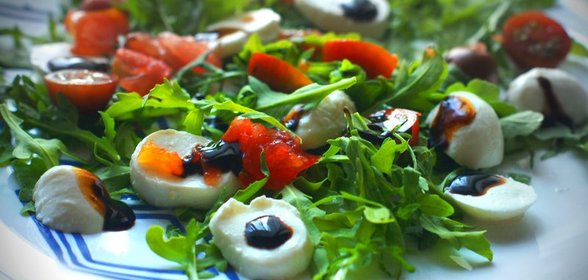 Капрезе с рукколой и вялеными помидорами