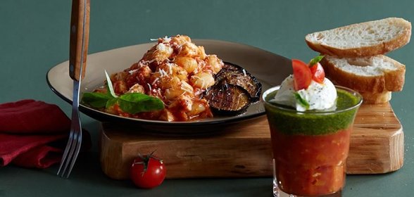 Помидоры со взбитыми сливками и песто