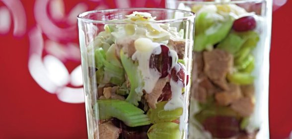 Салат с кальмарами, курицей и фисташками