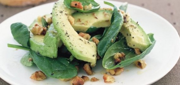 Салат с авокадо, шпинатом и грецкими орехами