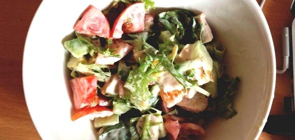Овощной салат с курицей, мандаринами и авокадо