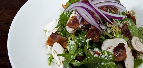 Салат с беконом и грибами