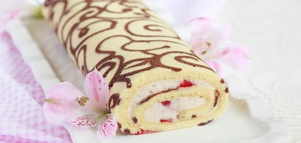 Рулет с клубничным шибустом