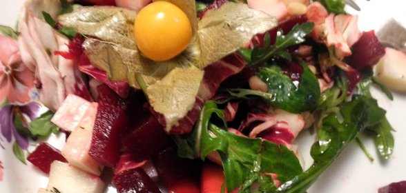 Салат с козьим сыром, манго и кедровыми орешками