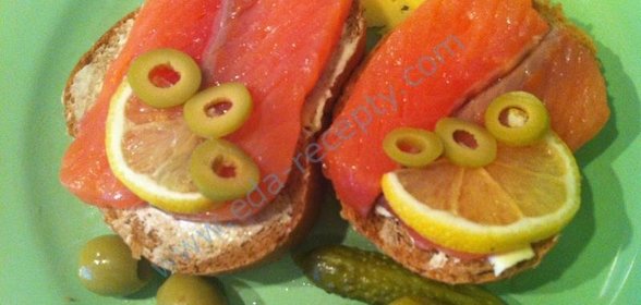 Бутерброды с красной рыбой и маслом