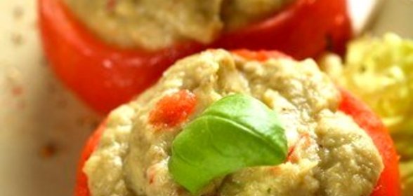 Закуска из бобов эдамам, кинзы и сока лайма