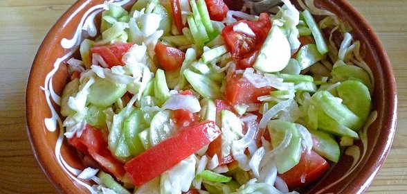 Летний салат из свежих овощей