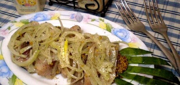 Сельдь маринованная с луком и укропом