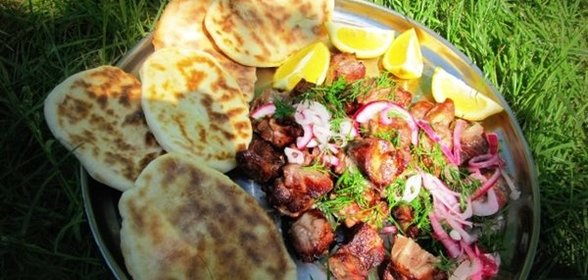 Шашлык с белым и красным соусом и домашними лепёшками