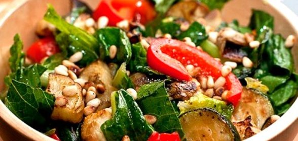 Горячий салат с курицей