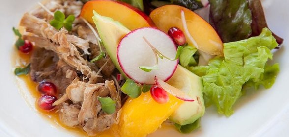 Салат с томленым гусем, авокадо и спелым нектарином