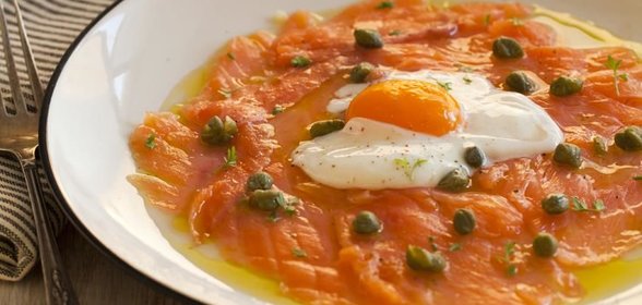Закуска из копченого лосося с яйцом и каперсами