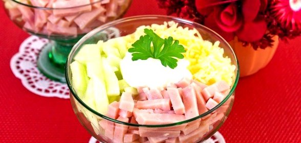 Салат-коктейль с ветчиной, сыром и яблоком