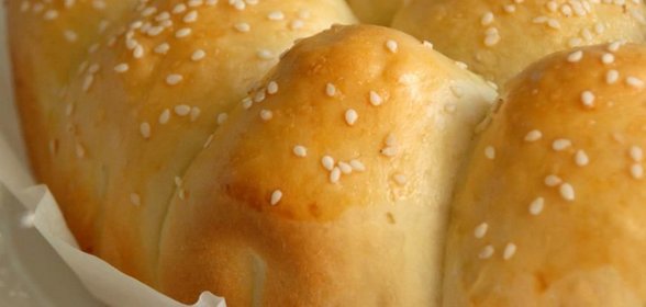 Дрожжевой пирог с сосисками и соусом карри «По-неаполитански»