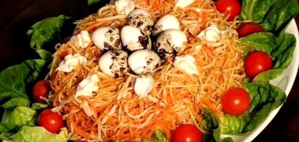 Салат с курицей, картофелем и яйцами